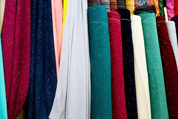 В шарфе Iran в рыночной текстуре — стоковое фото