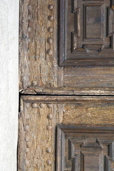 In italia patch ll marrone bussare un curch porta legno chiuso — Foto Stock