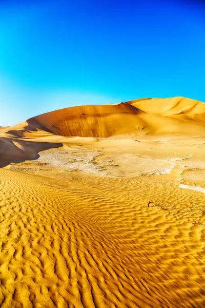 Em oman velho deserto esfregar al khali o quarto vazio e ao ar livre — Fotografia de Stock