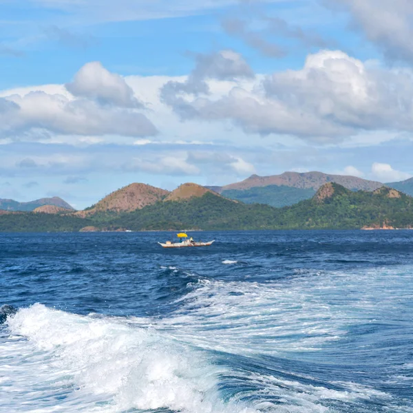 Una vista desde el barco y el océano Pacífico — Foto de Stock