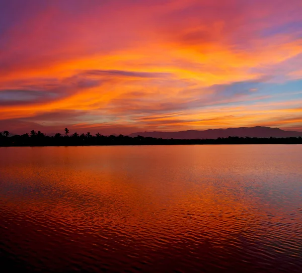 Vista Desde Agua Del Amanecer Llena Colores Concepto Lluvia Rela —  Fotos de Stock