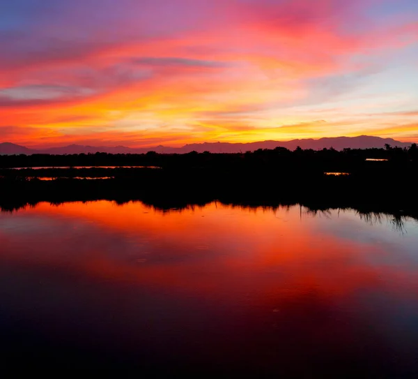 Vista Desde Agua Del Amanecer Llena Colores Concepto Lluvia Rela — Foto de Stock