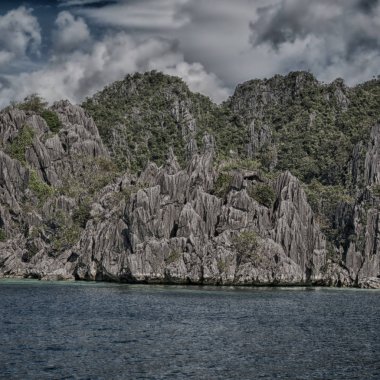 bir tekne güzellikler kıyı şeridi deniz ve rock 