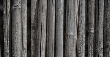 bir duvar inşa üzerinde hasır bambu