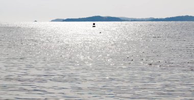 Filipinler'de bir tekne Pasifik Okyanusu bulutlar ve ışıklar görünümünden ada