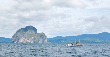 Filipinler 'deki bulanıklık, tekneden ve Pasifik Okyanusu adalarının arka planından bir manzara