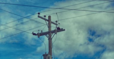 Filipinler'de bir elektrik direği transformatör ile bulanıklık ve bulutlu gökyüzü tel