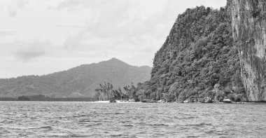 Filipinler 'deki bulanıklık, tekneden ve Pasifik Okyanusu adalarının arka planından bir manzara