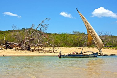 pirogue plaj deniz yosunu Hint Okyanusu Madagaskar'daki insanlar kum Adası gökyüzü ve rock
