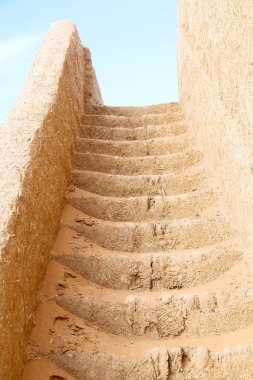 Eski kale merdivenlerden kirli ve çölde kum ve gökyüzü