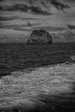   Tekne ve Pasifik Okyanusu görünümünden   