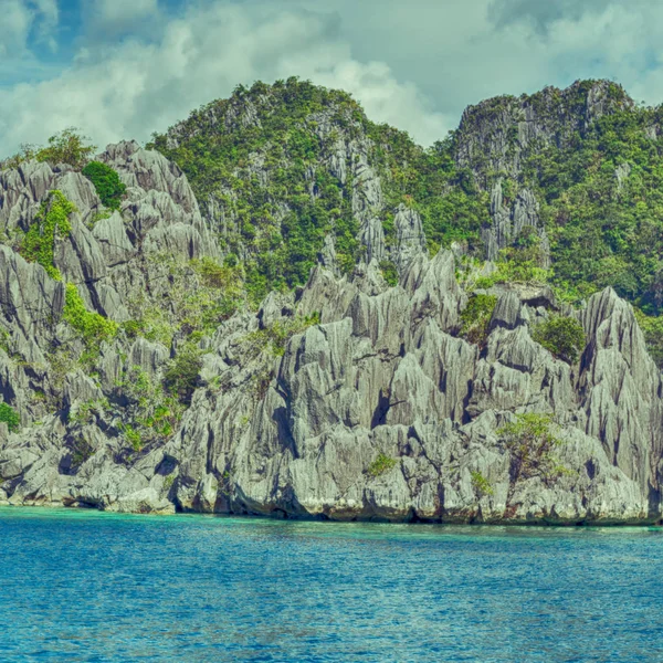 Från en båt i vackra panorama kustlinje havet och rock — Stockfoto