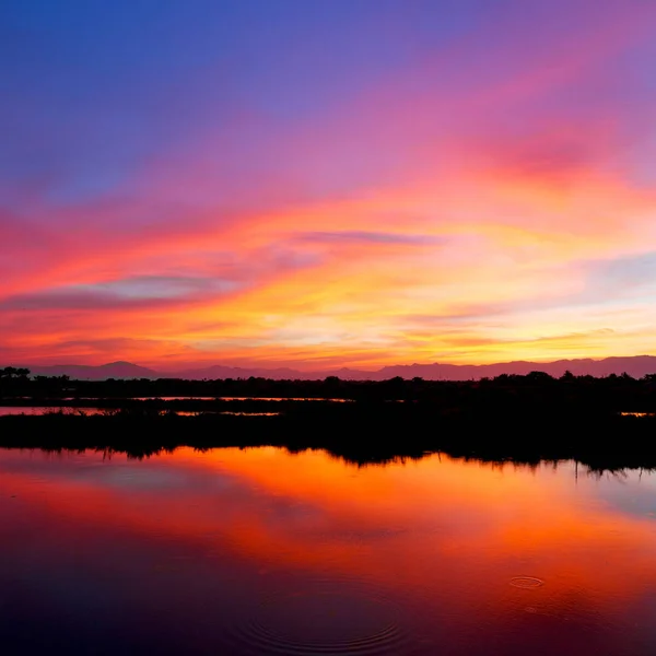 Vista desde el agua del amanecer llena de colores — Foto de Stock