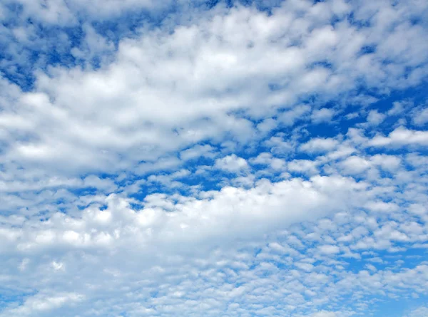 Vista del cielo nublado y esponjoso como el paraíso — Foto de Stock