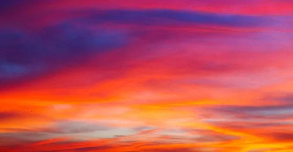 フィリピンの抽象的な雲と夕日を背景にぼかし — ストック写真