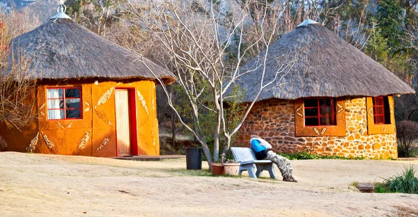 In lesotho Straße Dorf in der Nähe von Berg — Stockfoto