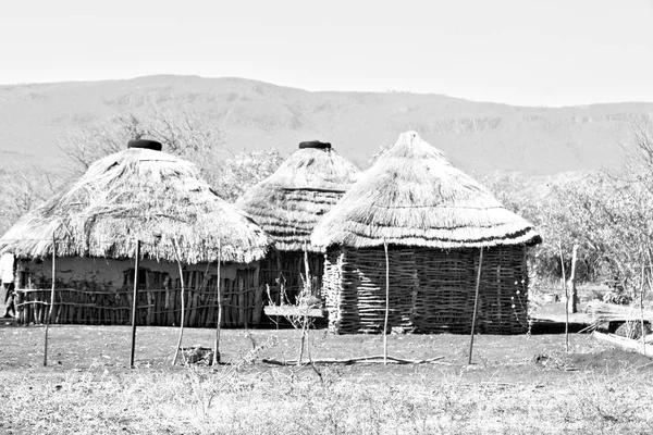 В деревне на улице Лесото возле двора — стоковое фото