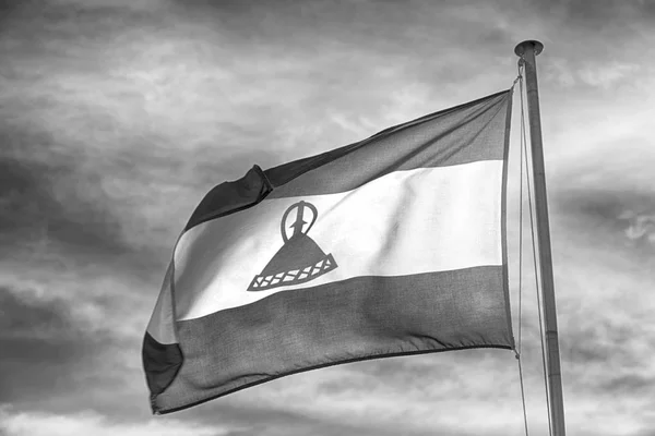 Verschwimmen Lesotho Und Schwenken Die Nationalflagge Den Bewölkten Himmel — Stockfoto