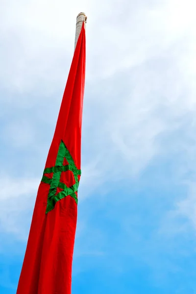 Acenando Bandeira Céu Azul Tunisia Cor Ondas Ameias — Fotografia de Stock