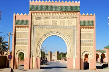 Fas kemer içinde Afrika eski yapılar sokak mavi gökyüzü