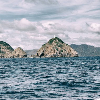 bir tekne güzellikler kıyı şeridi deniz ve rock 