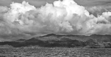 bir tekne güzellikler kıyı şeridi deniz ve rock 