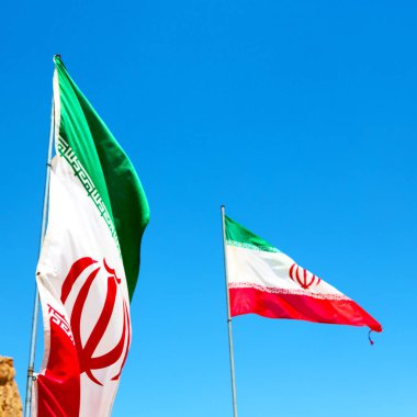 İran'ın İran dalgalanan bayrak mavi gökyüzü bulanıklık ve kazanmak