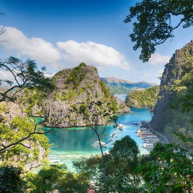  uçurumdan brautiful cennet Körfezi ve tropikal görünümünden la