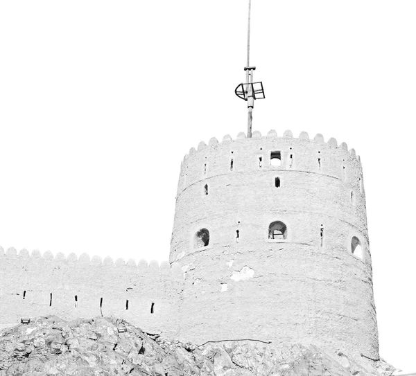 In oman muscat rock il vecchio forte difensivo battaglia cielo e — Foto Stock