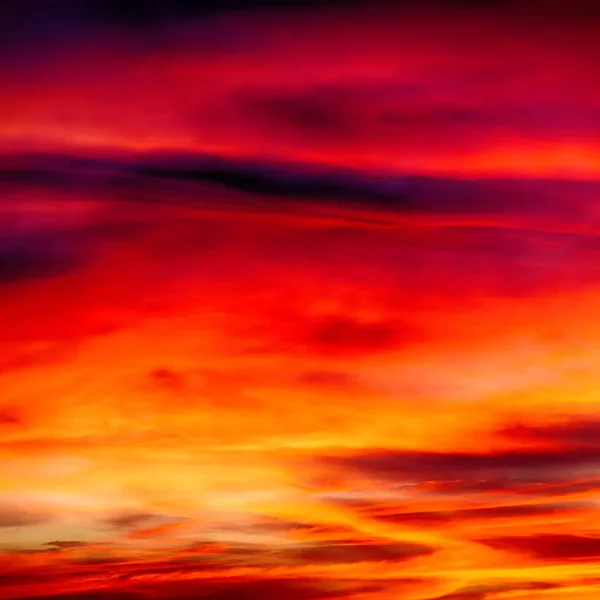 Filippiineillä abstrakti pilvi ja auringonlasku — kuvapankkivalokuva