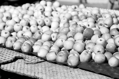 Kırmızı ve sarı elma doğal ışık Pazar