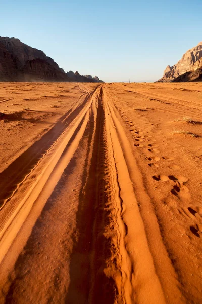 В пустыне песка и горных приключений назначения — стоковое фото