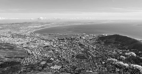 В южной Африке город горизонта от горы — стоковое фото