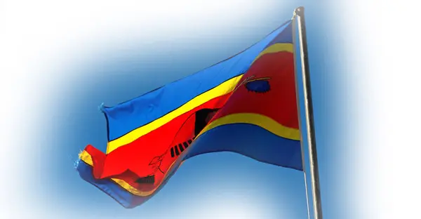 Im Swasiland Flagge und Himmel schwenkend — Stockfoto