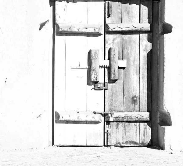 В старовинних дерев'яних дверях — стокове фото