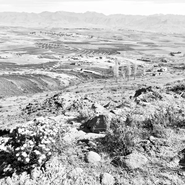 In lesotho Straße Dorf in der Nähe von Berg — Stockfoto