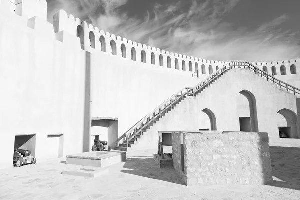 In oman    muscat    the   old defensive  fort battlesment sky a — Stock Photo, Image