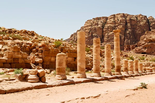 Die antike Straße voller Säulen und Denkmäler — Stockfoto