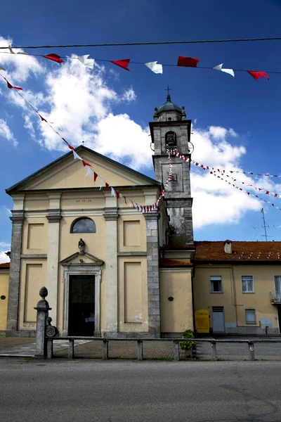Velha Igreja Somma Lombardo Fechado Torre Tijolo Calçada Itália Lombardia — Fotografia de Stock