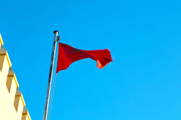 Tunisia acenando bandeira no céu azul cor e ameias wa — Fotografia de Stock