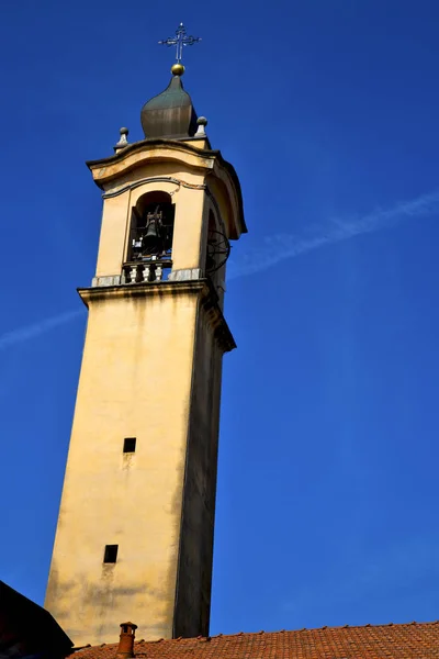 Vinago velho abstrato e torre da igreja sino ensolarado — Fotografia de Stock