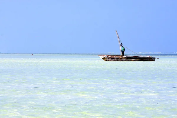 Παραλία Ζανζιβάρη άμμου νήσου ουρανό και — Φωτογραφία Αρχείου