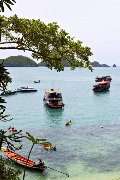 Costa del barco de laguna verde y mar de árboles thailand kho — Foto de Stock