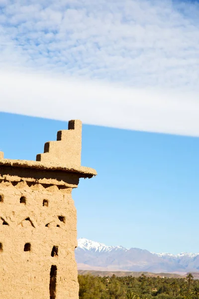 Brązowy budowlanych stary w Afryce góry snow — Zdjęcie stockowe