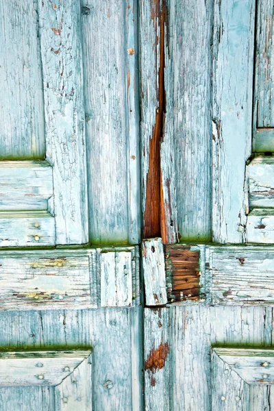 Castronno   rusty brass   knocker closed wood lombardy italy  va — Stock Photo, Image