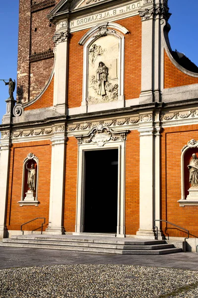Kostel stará cihla mozzate věž chodníku Itálie lomb — Stock fotografie
