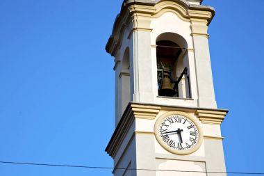   Gorla duvar ve kilise kule güneşli gün 