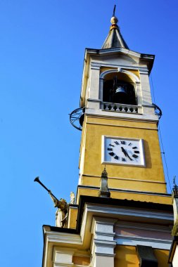 Cislago eski soyut İtalya duvar ve güneşli bir gün 