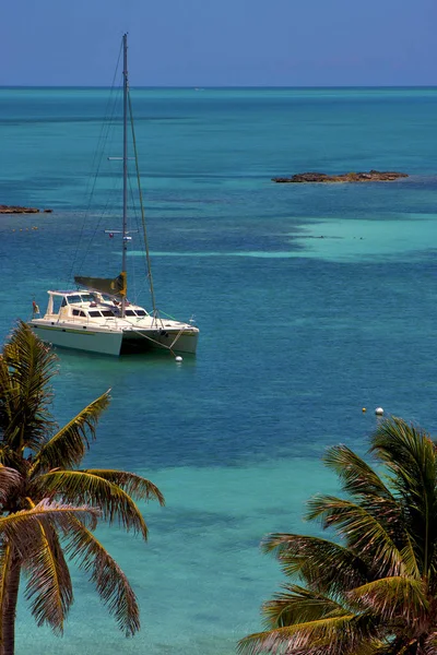 Costline loď katamarán v modré laguně uvolnit z isla conto — Stock fotografie
