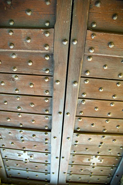 Croce arsago seprio ottone marrone in porta curch italia — Foto Stock